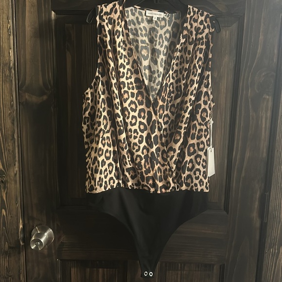 NWT Good American Georgette Wrap Front Bodysuit Good Leopard003 - Picture 6 of 15